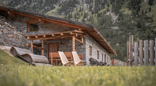 GRUPPENCHALETS 2 Berghütte aus Stein in Südtirol